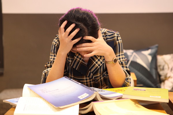 명절 이후 한 직장인이 피로를 호소하고 있다. (사진=청주자생한방병원 제공)