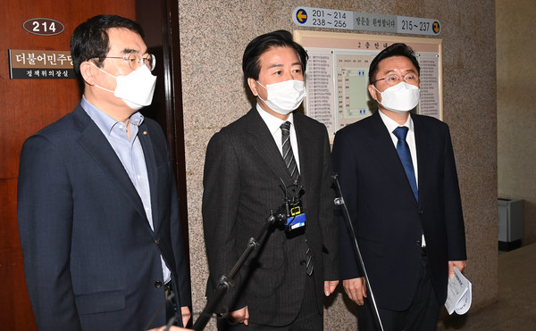 노웅래(가운데) 더불어민주당 미디어·언론 상생TF 단장이 9일 오전 서울 여의도 국회에서 미디어·언론 상생 TF 회의 결과를 설명하고 있다.2021.02.09 / 사진=[공동취재사진]