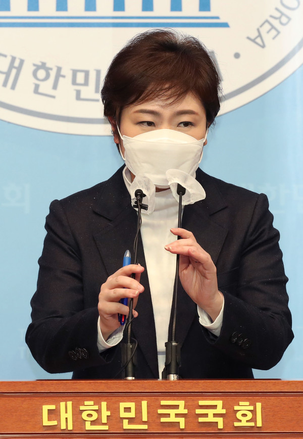 4·7 부산시장 보궐선거에 출사표를 던진 이언주 전 의원이 28일 오전 서울 여의도 국회 소통관에서 긴급 기자회견을 하고 있다.2021.01.28 / 사진=[공동취재사진]