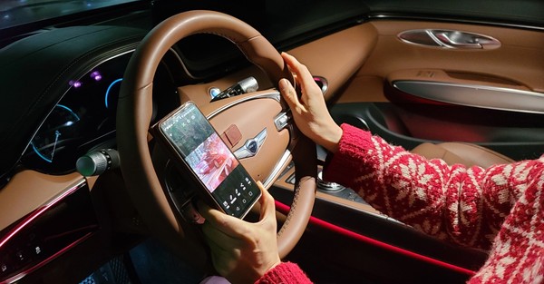 운전중 대형사고는 반복되는 사소한 부주의로 발생된다. 정체에 자신도 모르게 습관적으로 보는 스마트폰은 자칫 운전중 흉기가 될 수도 있다,