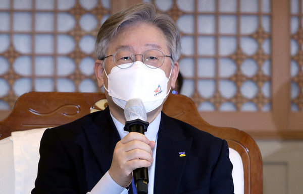 이재명 경기도지사가 29일 오후 광주 서구 광주시청에서 열린 경기도·광주·부산시 인공지능 헬스케어 플랫폼 구축 결성식에 참석해 인사말을 하고 있다. 2021.01.29 / 사진=[뉴시스]