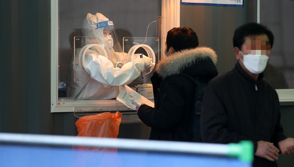 설 명절 연휴를 하루 앞둔 날이자 0시 기준 444명의 신규 코로나19 확진자가 발생한 10일 서울역광장에 설치된 중구 임시선별검사소에서 의료진이 분주히 움직이고 있다. 2021.02.10 / 사진=[뉴시스]