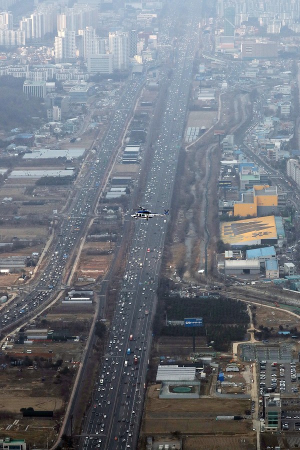 설 연휴를 하루 앞둔 10일 오후 경기 용인시 신갈IC 인근 경부고속도로 하행선이 정체를 빚고 있다. 2021.02.10 / 항공촬영 협조=[서울경찰청 이용길 경감, 경기북부경찰청 김용옥 경위]