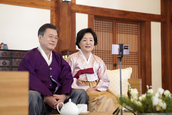 문재인 대통령과 김정숙 여사가 청와대 상춘재에서 설 명절을 맞아 영상을 통해 국민께 새해 인사를 전하고 있다.2021.02.12 / 사진=[청와대 제공]