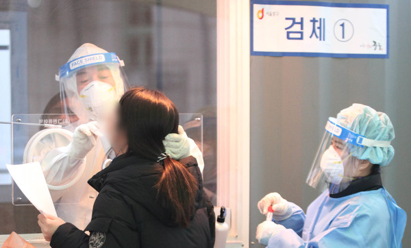 안철수 국민의당 대표가 설 연휴 첫날인 11일 서울역 광장에 설치된 임시선별검사소에서 검체 채취 의료 봉사를 하고 있다.2021.02.11 / 사진=국민의당 제공]