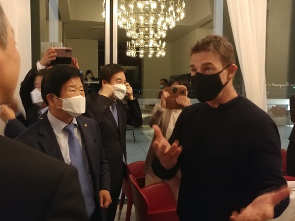 박병석 국회의장이 11일(현지시간) 아랍에미리트 수도 아부다비의 한 식당에서 톰 크루즈와 만났다. 2021.02.11 / 사진=[뉴시스]