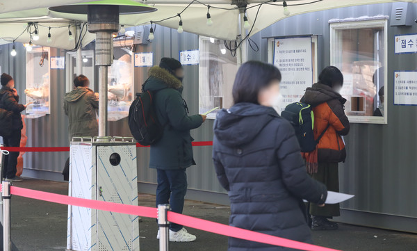 민족 최대의 명절 설인 12일 오전 서울역 중구 코로나19 임시선별검사소에서 시민들이 검체 검사를 받고 있다. 이날 0시기준 신규 확진자는 403명, 국내발생은 384명이다. 2021.02.12 / 사진=[뉴시스]