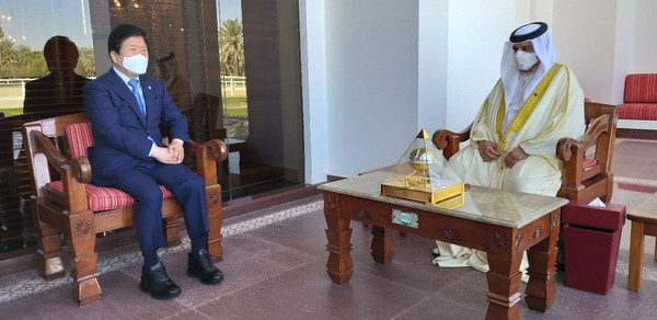 바레인을 공식 방문하고 있는 박병석 국회의장이 14일(현지시간) 마나마 사프리아 왕궁에서 하마드 빈 이사 알 칼리파 국왕과 면담하고 있다.2021.02.15 / 사진=[김병주 의원 제공]