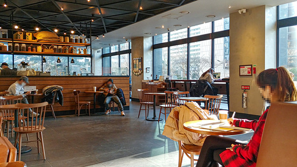 정부가 사회적 거리두기 수도권 2.5단계, 비수도권 2단계를 유지하면서 커피숍, 실내체육시설 등에 대한 코로나19 규제를 완화한 가운데 지난 18일 오후 서울 여의도의 한 카페에 손님들이 거리를 두고 앉아 음료 등을 마시고 있다. 2021.01.18 / 사진=[민경찬]