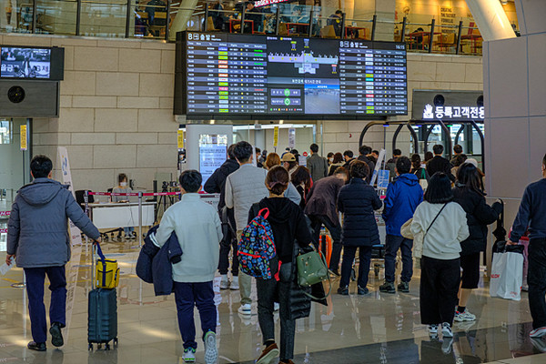 민족 대명절 설날인 12일 오후 김포국제공항 국내선 청사에서 마스크를 쓴 여행객들이 비행기 탑승을 위해 게이트로 들어가고 있다. 2021.02.12 / 사진=[민경찬]