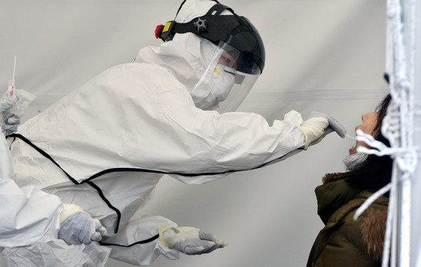 설 연휴 마지막 날인 14일 대구 수성구 보건소 코로나19 선별진료소에서 의료진이 검체 채취를 하고 있다. 2021.02.14 / 사진=[뉴시스]