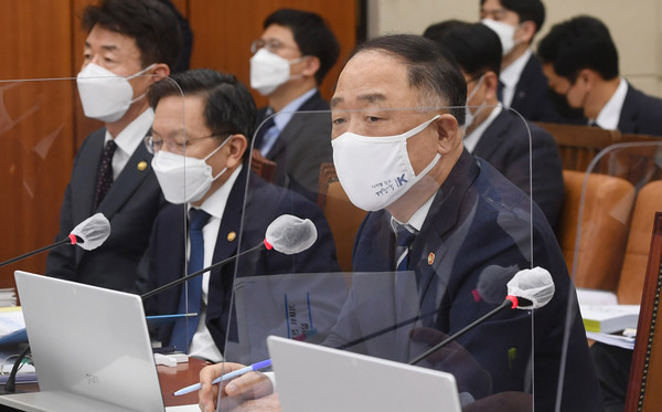 홍남기 경제부총리 겸 기획재정부 장관이 16일 서울 여의도 국회에서 열린 기획재정위원회 전체회의에서 발언하고 있다.2021.02.16 / 사진=[공동취재사진]