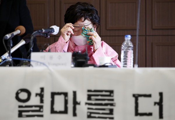 일본군 위안부 피해자 이용수 할머니가 16일 오전 서울 중구 프레스센터에서 열린 일본군 '위안부' 문제 유엔 국제사법재판소(ICJ) 회부 촉구 기자회견에서 눈물로 호소하고 있다. 2021.02.16 / 사진=[뉴시스]