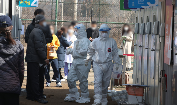 13일 서울 용산구 순천향대학교 서울병원에서 신종 코로나바이러스 감염증(코로나19) 확진자가 37명이 나온 가운데 임시선별진료소에는 검사를 받으려는 사람들과 의료진이 분주히 움직이고 있다. 순천향대병원 관계자에 따르면 환자 29명, 간호사 7명, 보호자 1명 등 37명의 확진자가 발생했다. 2021.02.13 / 사진=[뉴시스]