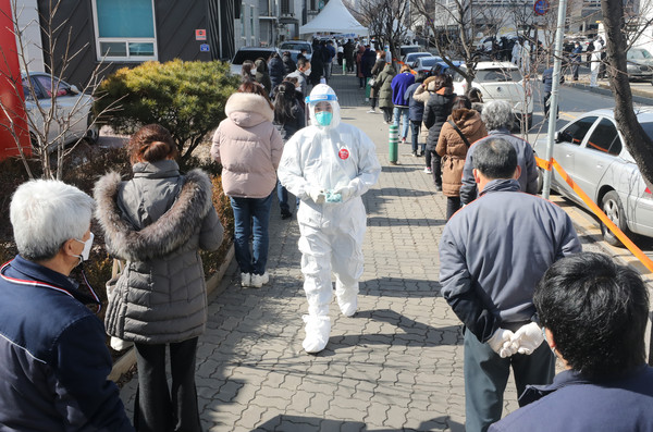 신종 코로나바이러스 감염증(코로나19) 집단감염이 발생한 경기 남양주 진관산업단지 내 한 플라스틱 공장 앞에 17일 오전 선별진료소 가 설치되어 공단 근무자들이 검사를 기다리고 있다. 2021.02.17 / 사진=[뉴시스]