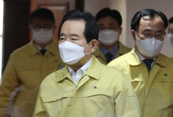 정세균 국무총리가 17일 오전 서울 종로구 정부서울청사에서 열린 코로나19 중앙재난안전대책본부(중대본) 회의에 참석하고 있다. 2021.02.17 / 사진=[뉴시스]