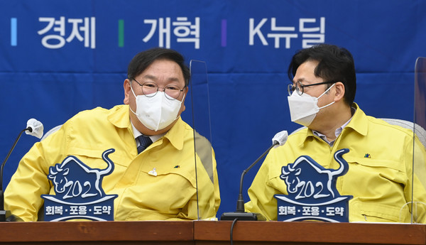 김태년 더불어민주당 원내대표가 18일 오전 국회에서 열린 더불어민주당 정책조정회의에서 홍익표 정책위의장과 대화하고 있다.2021.02.18 / 사진=[공동취재사진]