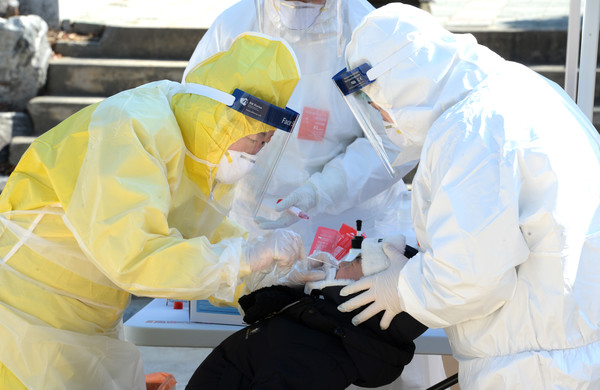 울산 중구 초등학교 급식조리사가 신종 코로나 바이러스 감염증(코로나 19) 확진 판정을 받은 18일 오전 해당 초등학교 선별진료소에서 학생이 코로나19 검사를 받고 있다. 2021.02.18 / 사진=[뉴시스]