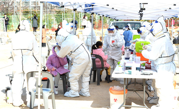 울산 중구 초등학교 급식조리사가 신종 코로나 바이러스 감염증(코로나 19) 확진 판정을 받은 18일 오전 해당 초등학교 선별진료소에서 학생들이 코로나19 검사를 받고 있다. 2021.02.18 / 사진=[뉴시스]