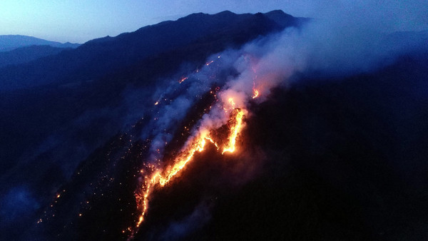 20일 오후 3시50분께 강원 정선군 여량면 구절리 아우라지역 레일바이크 인근 국유림 침엽수 숲에서 원인이 밝혀지지 않은 불이 난 가운데 일몰 후 화염이 확연히 보인다. 정선지역에는 강풍주의보가 발효 중이다. 2021.02.20 / 사진=[강릉산림항공관리소 제공]