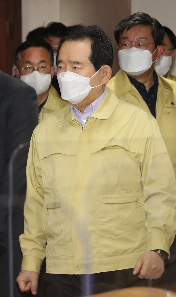 정세균 국무총리가 21일 오후 서울 종로구 세종로 정부서울청사에서 열린 코로나19 대응 중앙재난안전대책본부 회의를 주재하기 위해 회의실로 들어서고 있다.오른쪽은 전해철 행정안전부 장관. 2021.02.21 / 사진=[뉴시스]