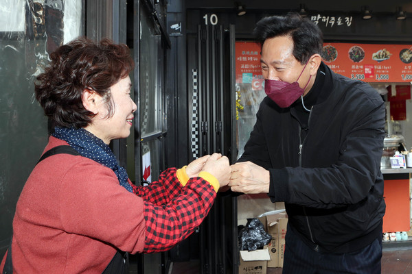 오세훈 국민의힘 서울시장 예비후보가 21일 서울 서대문구 이화여대 앞 상가를 방문해 상인과 인사하고 있다. 2021.02.21 / 사진=[뉴시스]