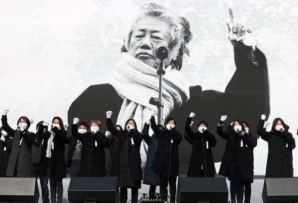 19일 서울 중구 서울광장에서 열린 고(故)백기완 통일문제연구소장의 영결식에서 민중가수들이 민중의 노래를 합창하고 있다.2021.02.19 / 사진=[공동취재사진]