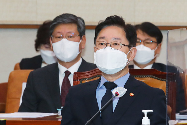 법무부 박범계 장관, 이용구 차관이 22일 서울 여의도 국회에서 열린 법제사법위원회 전체회의에 참석해 있다. 2021.02.22 / 사진=[공동취재사진]
