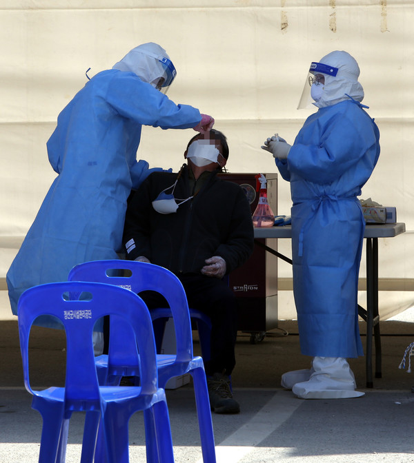 강원도 정선 임계면 주민이 22일 오후 정선군 임계면 종합복지회관 이동선별진료소에서 신종 코로나바이러스 감염증(코로나19) 감염 여부를 확인받기 위해 검체 채취에 응하고 있다. 임계면 교회에서 코로나19 집단감염 사태가 터져 21명의 확진자가 나왔다. 2021.02.22 / 사진=[뉴시스]
