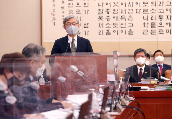 최재형 감사원장이 22일 오전 서울 여의도 국회에서 열린 법제사법위원회 전체회의에 출석해 업무보고를 하고 있다.2021.02.22 / 사진=[공동취재사진]