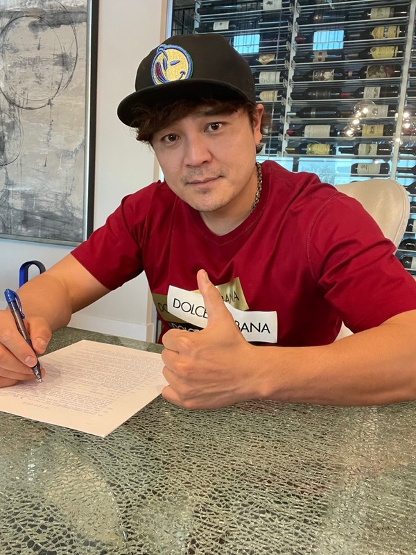 신세계 야구단과 계약서에 사인하는 추신수 / 사진 =[신세계 야구단 제공]