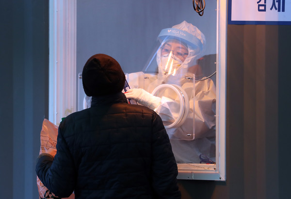 코로나19 신규 확진자가 오전0시 기준 357명으로 이틀 연속 3백명대를 보인 23일 서울역 임시선별진료소를 찾은 시민이 검사를 받고 있다. 2021.02.23 / 사진=[뉴시스]