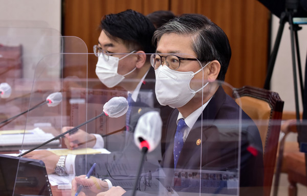 변창흠 국토교통부 장관이 22일 서울 여의도 국회에서 열린 제384회 국회(임시회) 국토교통위원회 제5차 전체회의에 출석, 질의에 답변하고 있다.2021.02.22 / 사진=[공동취재사진]