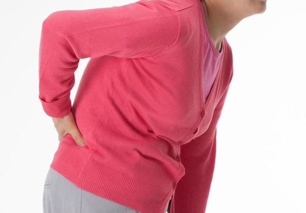 근골격계 질환으로 통증을 호소하는 중년 여성. (사진=자생한방병원 제공)