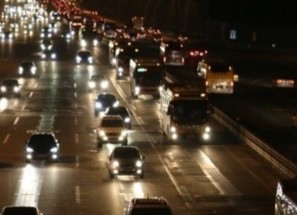 고속도로 야간 주행 모습