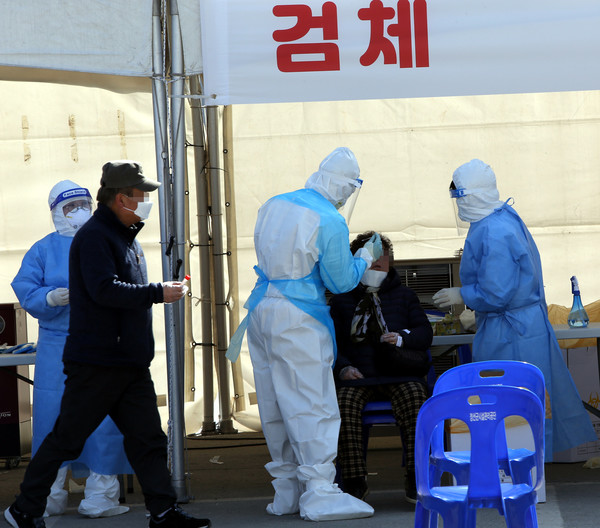 강원도 정선 임계면 주민들이 22일 오후 정선군 임계면 종합복지회관 이동선별진료소에서 신종 코로나바이러스 감염증(코로나19) 감염 여부를 확인받기 위해 검체 채취에 응하고 있다. 임계면 교회에서 코로나19 집단감염 사태가 터져 21명의 확진자가 나왔다. 2021.02.22 / 사진=[뉴시스]