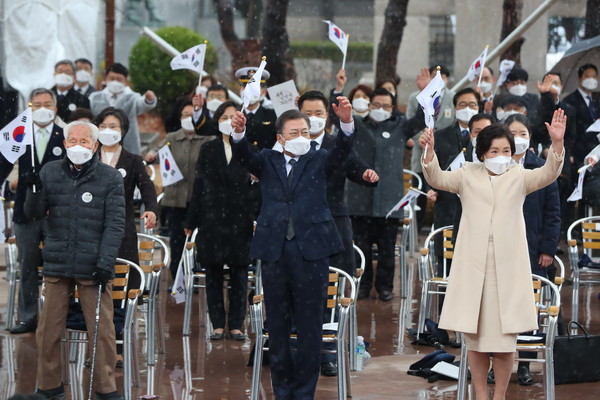 문재인 대통령이 1일 오전 서울 종로구 탑골공원에서 열린 제102주년 3·1절 기념식에 참석해 만세삼창을 하고 있다. 2021.03.01 / 사진=[뉴시스]