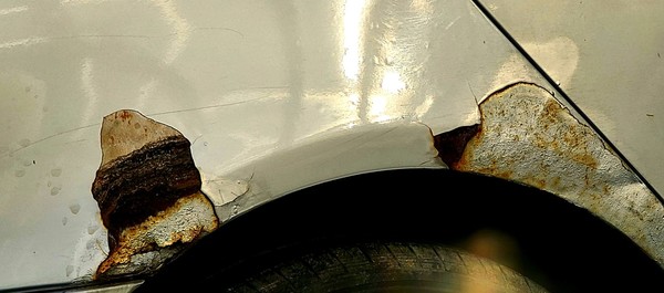 사진: 부식에 가장 취약한 부분은, 뒷바퀴를 둘러싼 쿼터 패널과 앞바퀴 프런트 펜더이며 수리비도 비싸다.