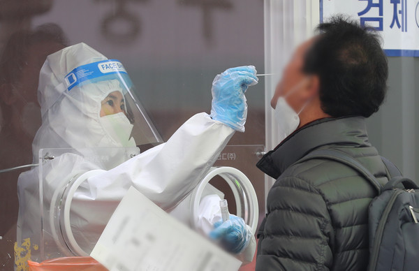 신종 코로나바이러스 감염증(코로나19) 신규 확진자 수가 400명 대로 오른 4일 오전 서울 중구 서울역 광장에 마련된 코로나19 임시 선별검사소에서 의료진이 검체를 채취하고 있다. 2021.03.04 / 사진=[뉴시스]