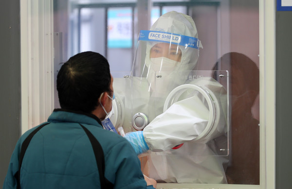 신종 코로나바이러스 감염증(코로나19) 신규 확진자 수가 400명 대로 오른 4일 오전 서울 중구 서울역 광장에 마련된 코로나19 임시 선별검사소에서 의료진이 검체를 채취하고 있다. 2021.03.04 / 사진=[뉴시스]