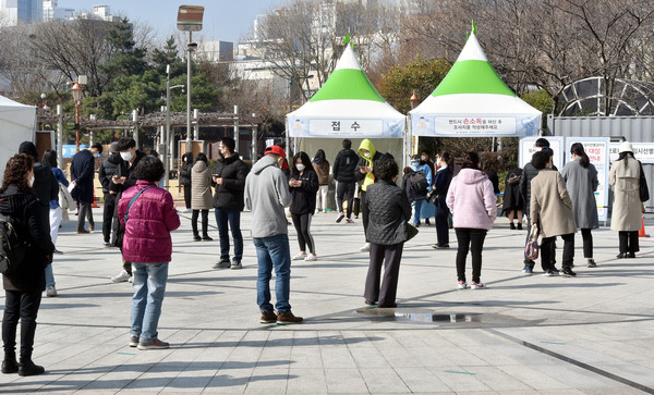 대구 지역 코로나19 확진자가 3명으로 집계된 5일 대구 중구 국채보상운동기념공원에 마련된 임시선별검사소에서 시민들이 검사를 받기 위해 줄 서 기다리고 있다. 2021.03.05 / 사진=[뉴시스]