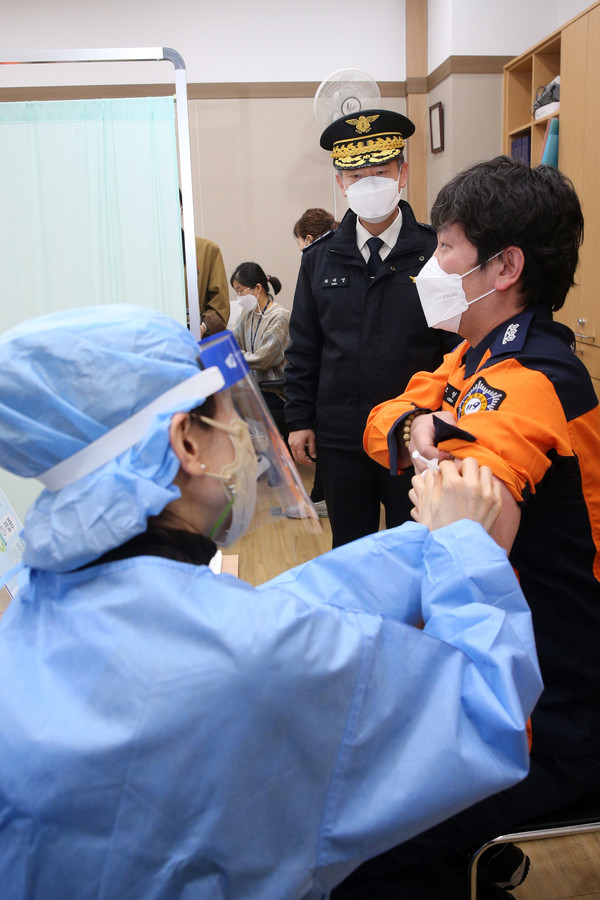 최태영 서울소방재난본부장이 5일 서울 119구급대원에 대한 첫 코로나19 백신 접종이 진행 중인 서울시 구로구 보건소를 방문해 접종 습을 지켜보고 있다.2021.03.07 / 사진=[서울시소방재난본부 제공]