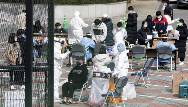 7일 오전 신종 코로나바이러스 감염증(코로나19) 확진자가 발생한 서울 강동구 한 고등학교에 마련된 임시 선별검사소에서 학생들이 코로나19 검사를 받고 있다. 2021.03.07 / 사진=[뉴시스]