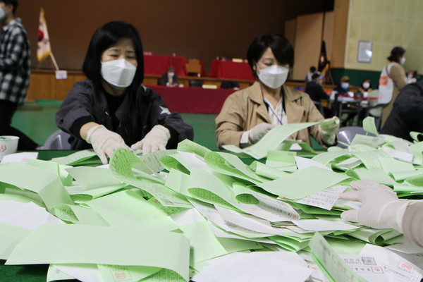 제21대 국회의원 선거 투표가 종료된 15일 강원 춘천시 석사동 호반체육관에 마련된 개표소에서 개표 사무원들이 개표작업을 하고 있다. 2020.04.15 / 사진=[뉴시스]