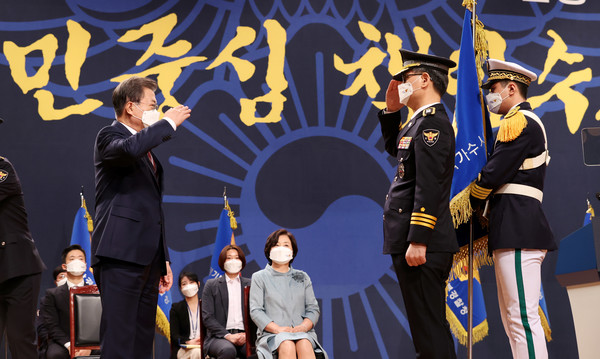 문재인 대통령이 12일 오후 충남 아산시 경찰대학에서 열린 신임 경찰 경위·경감 임용식에 참석해 국가수사본부 기 수치 수여에 앞서 남구준 국가수사본부장 경례를 받고 있다. 2021.03.12 / 사진=[뉴시스]