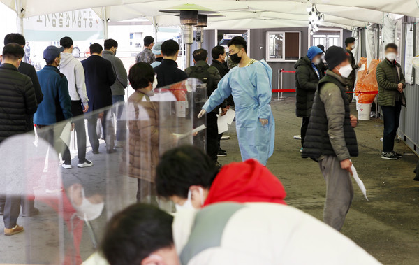 코로나19 신규 확진자가 470명으로 집계된 10일 오후 서울역 광장에 마련된 중구 임시 선별검사소에서 시민들이 검사를 받기 위해 줄지어 있다. 2021.03.10 / 사진=[뉴시스]
