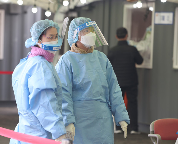 주말인 13일 오전 서울 중구 서울역 앞 임시선별검사소에서 의료진이 코로나19 검사를 받는 시민을 기다리고 있다. 중앙재난안전대책본부는 사회적 거리두기 단계(수도권 2단계·비수도권 1.5단계)와 5인 이상 사적모임 금지 조치를 15일부터 28일까지 2주간 더 연장한다고 발표했다. 2021.03.13 / 사진=[뉴시스]