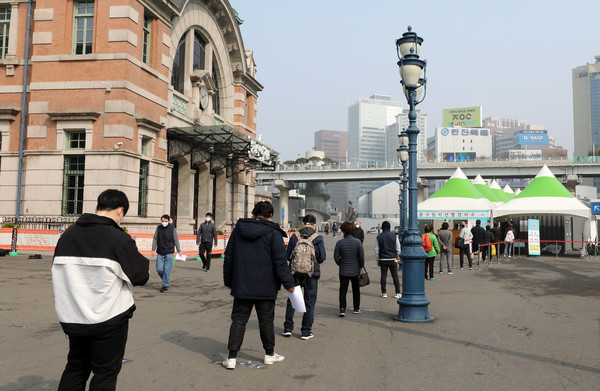 코로나19 신규 확진자 수가 엿세 연속 400명대를 유지한 14일 오전 서울역 광장에 마련된 중구 임시 선별검사소에 시민들이 검사를 받기 위해 줄을 서고 있다. 2021.03.14 / 사진=[뉴시스]