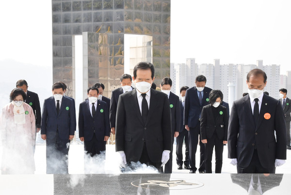 정세균 국무총리가 15일 오전 경남 창원시 마산회원구 창원 국립3·15민주묘지를 방문해 참배하고 있다. 2021.03.15 / 사진=[문화체육관광부 제공]