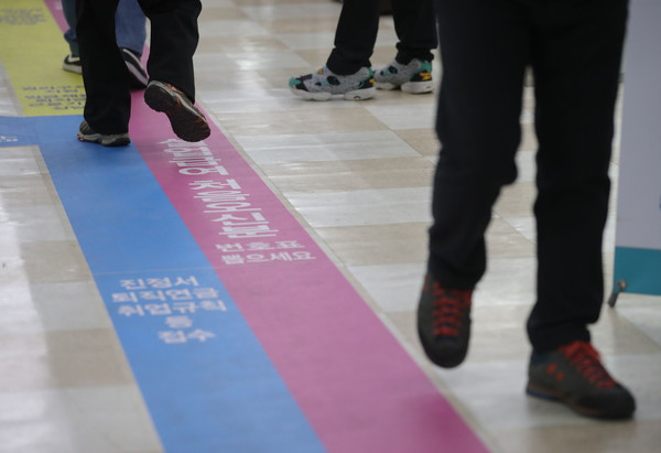 15일 오전 서울 중구 고용복지플러스에서 시민들이 실업급여초기상담을 받기 위해 대기하고 있다. 2021.03.15 / 사진=[뉴시스]